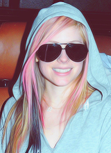 lavignas:  Avril + pink&black hair 