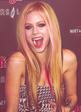 lavignas:  Avril + pink&black hair 