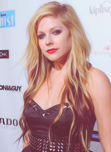 lavignas:  Avril + pink&black hair 