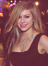 lavignas:  Avril + pink&black hair 