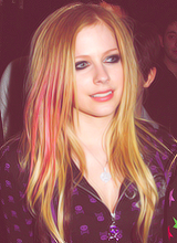 lavignas:  Avril + pink&black hair 