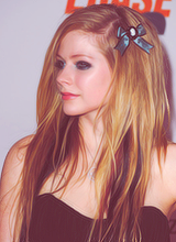 lavignas:  Avril + pink&black hair 