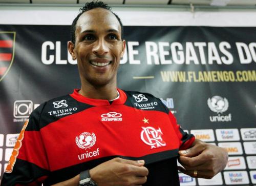 crflamengo:  Liedson é apresentado oficialmente no Flamengo. 
