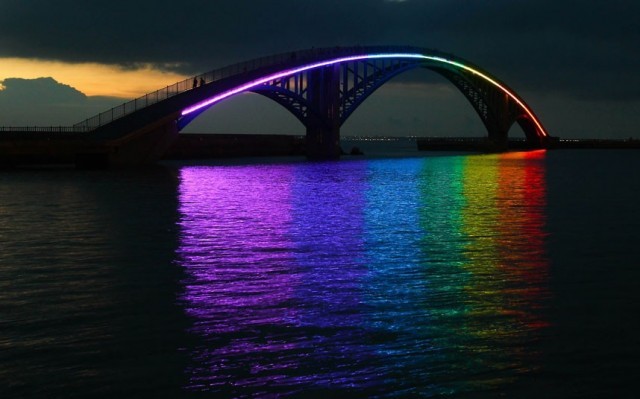 the-iridescence:  The Xiying Rainbow Bridge is an elevated pedestrian walkway located