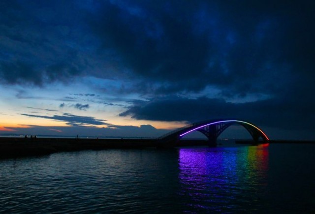 the-iridescence:  The Xiying Rainbow Bridge is an elevated pedestrian walkway located