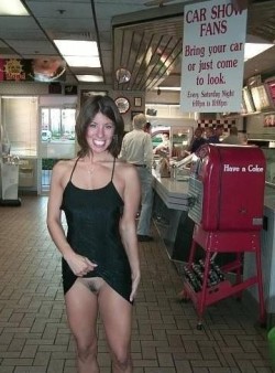 fastfoodflashers:Smiley babe shows her landing