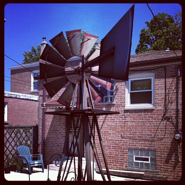 My auntie has a windmill in her backyard. #instaphoto #windmill #metalworks (Taken