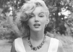 eternalmarilynmonroe:  Marilyn Monroe photographed by Sam Shaw, 1957.