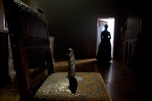 spankingtheatre:  Her throne glimmered with gold. Ornately carved, fashioned by the continent’