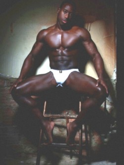 dbcurls:  BODYBUILDER ON A STOOL   Yum!!