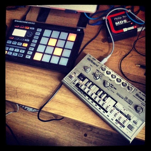 elektronische-elementen:  Got the #TB303 sync’d to #maschine Nice! #synthporn  (Taken with Instagram)