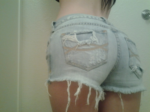 0liii:  murderousbreakdowns:  New shorts make me wanna go to the beach. Ugh.  dat ass.