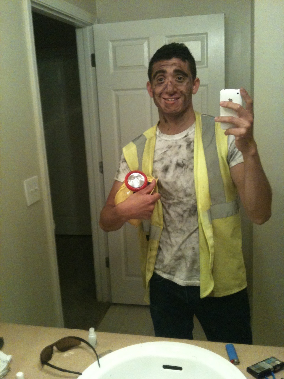 guyswithcellphones:  Mmmmm canâ€™t stop looking!