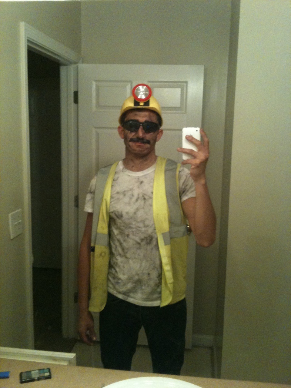 guyswithcellphones:  Mmmmm canâ€™t stop looking!