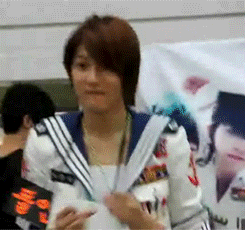 sailorchachki:  Kyumin gone wild γ(▽´ )ﾂヾ( ｀▽)ゞ 