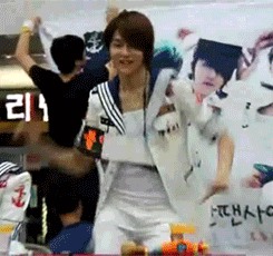 sailorchachki:  Kyumin gone wild γ(▽´ )ﾂヾ( ｀▽)ゞ 