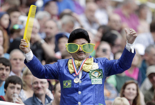More pictures added to our ‘weird world’ of the Olympics: Dude with an enormous comb. He