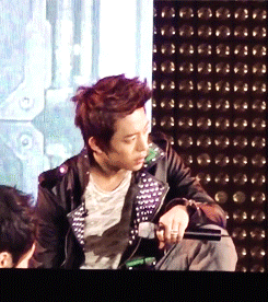shining-locket-deactivated20130:  Daehyun before the performance. 