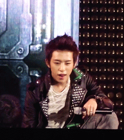 shining-locket-deactivated20130:  Daehyun before the performance. 
