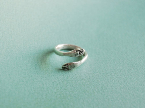 thewastedgeneration:  Hand hugs omfg 