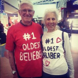  Olha esse casal de idosos que veste uma