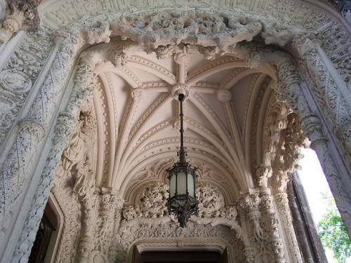 Gothic architecture inside Palácio da Regaleira, Sintra, Portugal (by Miguel H. Carriço).