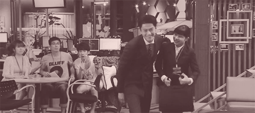 ogurishun:A Rich Man’s Trollin a Poor Woman Ep 2LOL I just noticed the guy with face roller!!! hahah