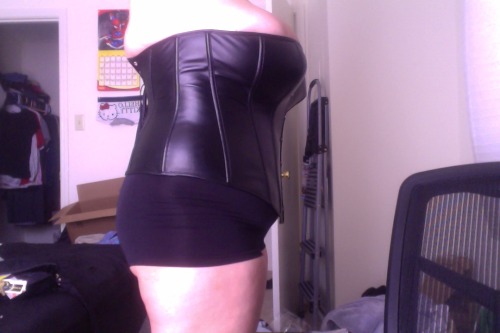 I have a thing about looking at women who like to dress in fetish wear and very well buit I love them huge tits in fetish wear,mmmmm.