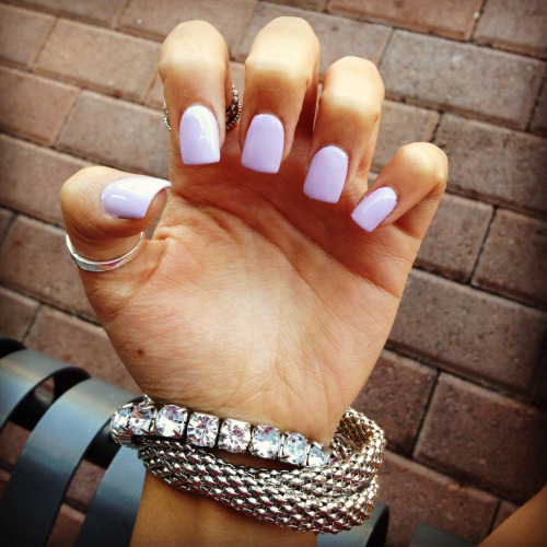 nikeeets:  I’m obsessed with this nailpolish color