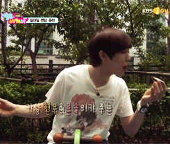 shining-locket-deactivated20130:  Sandeul eating and playing by himself.. 