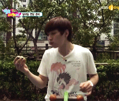 shining-locket-deactivated20130:  Sandeul eating and playing by himself.. 