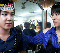 rawrrbabyrawrr:  heechulismyprincess:   kangchul playing around backstage  I seriously love their friendship They’re like, polar opposites yet they get along so well.  heeeechulll!!! 