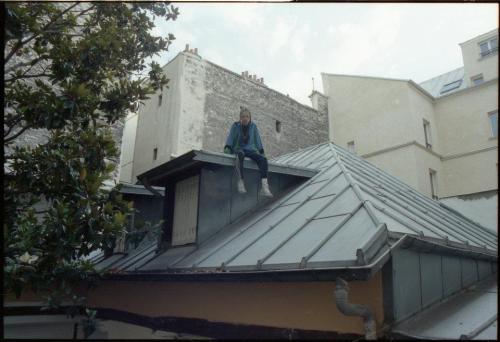 leopoldasbeach:  on the roof by lola martin