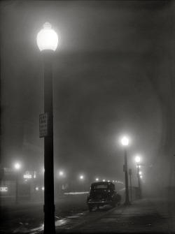 luzfosca:  Jack Delano Foggy night in New Bedford, Massachusetts, 1941 