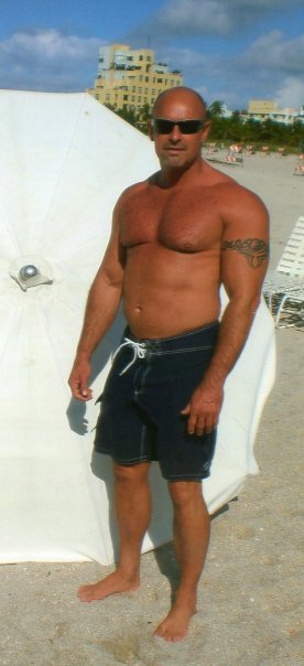 male-pulchritude:  Commanding posture. 