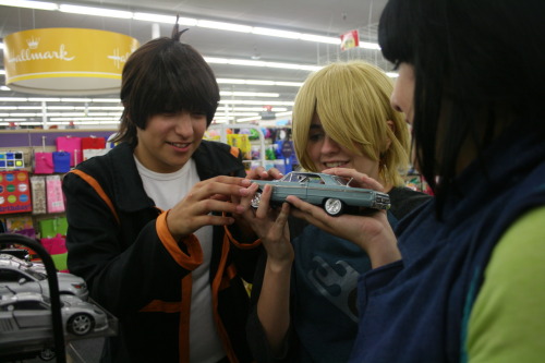 imightnnydtheblankie:we played with some cars in the store! mike, chuck, juliephotos by mika! 