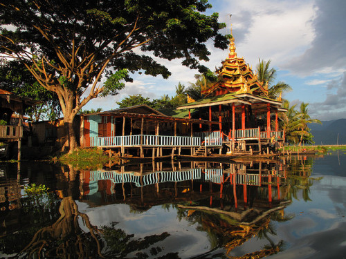 Monastery on the shores of Inle Lake, Myanmar (by Patrice_Muc8).