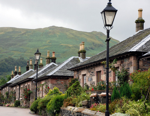 The village of Luss by the shores of Loch Lomond, Scotland (by andreabx).