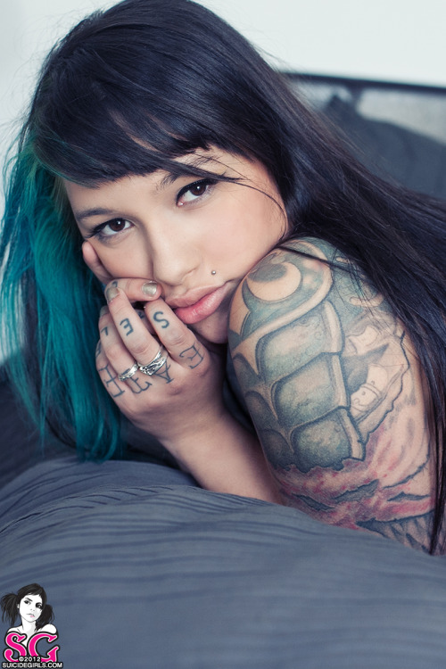 beautifulgirlsmakemesuicidal:  Lolana Suicide  