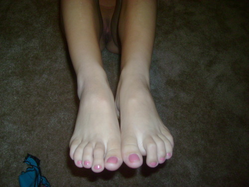 bootygirl23:  ok.. my feet for anyone with a foot fetish!
