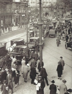 fantomas-en-cavale:  Berlin, embouteillage, 1927 