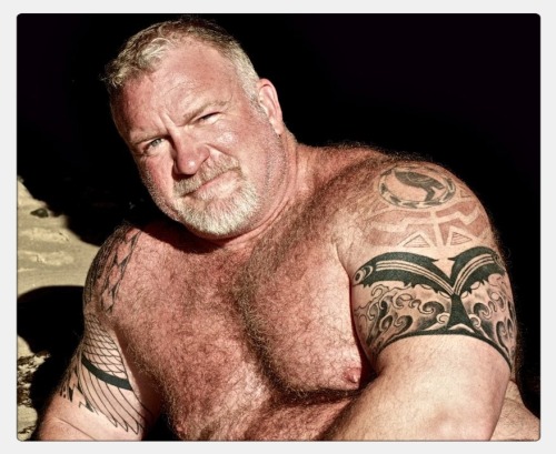 fhabhotdamncobs: publiclaundry:  WOOF! BEEFY Silver Daddy!  ♂♂