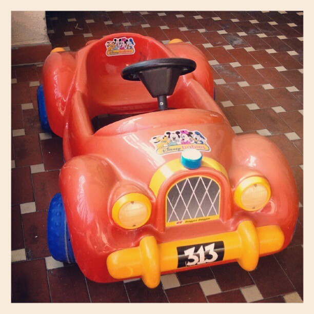 Eco Car. #car #auto #giocattolo #toys #waltdisney #plastica #plastic #igersitalia #igersitaly #igersbrescia (Scattata con Instagram)