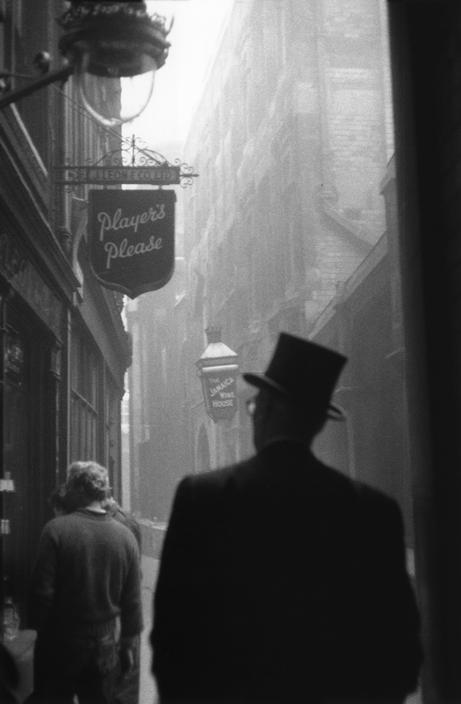 elisebrown:  London, 1959 by Sergio Larrain, via Magnum Photos 
