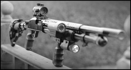 kickthegun:  Mossberg 590 Pimped by ~SWAT-Strachan 