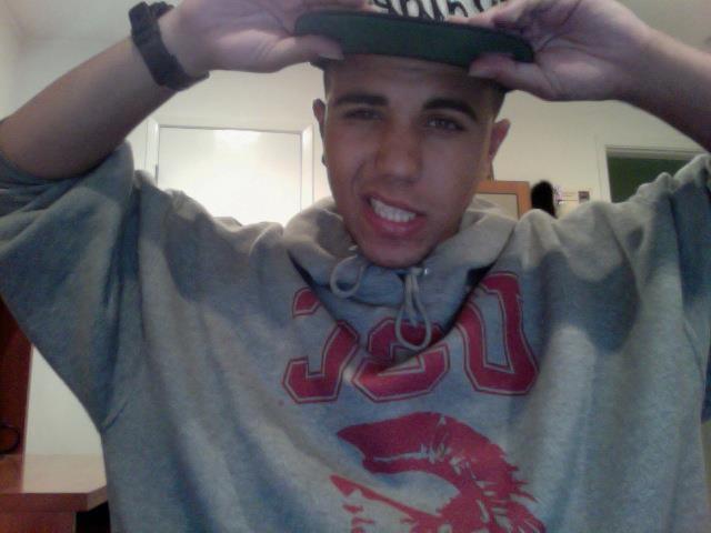 tapthatguy-x-version:  It’s weird but I’ve always had a thing for GUYS IN SWEATSHIRTS.