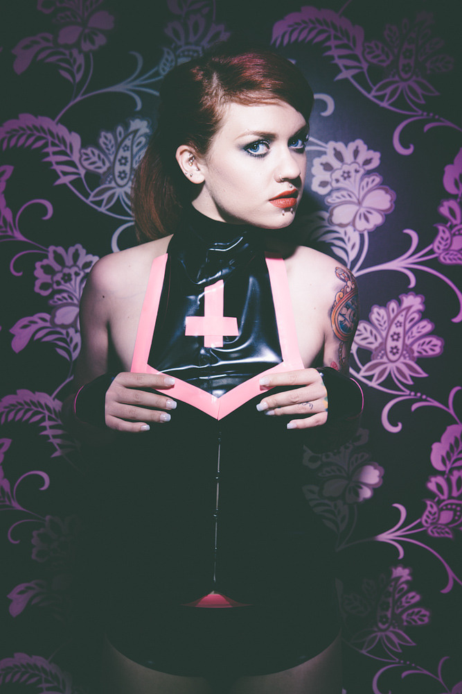 latexpics:  sophiecash:  Latex choker bib and hot pants made by Natalie Cammish,