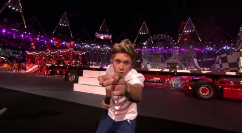 whenwesee1d:    …from Mullingar to the entire fucking world CRYING ABOUT IT 