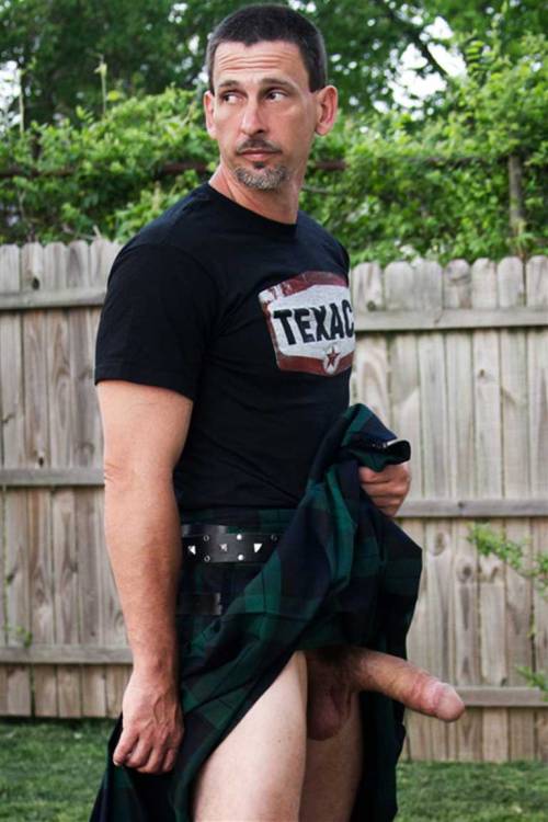 nakedandhung:  klmcjr:  rareporn:  kiltedguys:  0 0 0 0 0 0  BEAUTY  A huge one!   FUCK