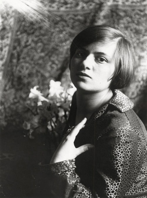 etund:  Marianne Brandt, self-portrait, 1920s